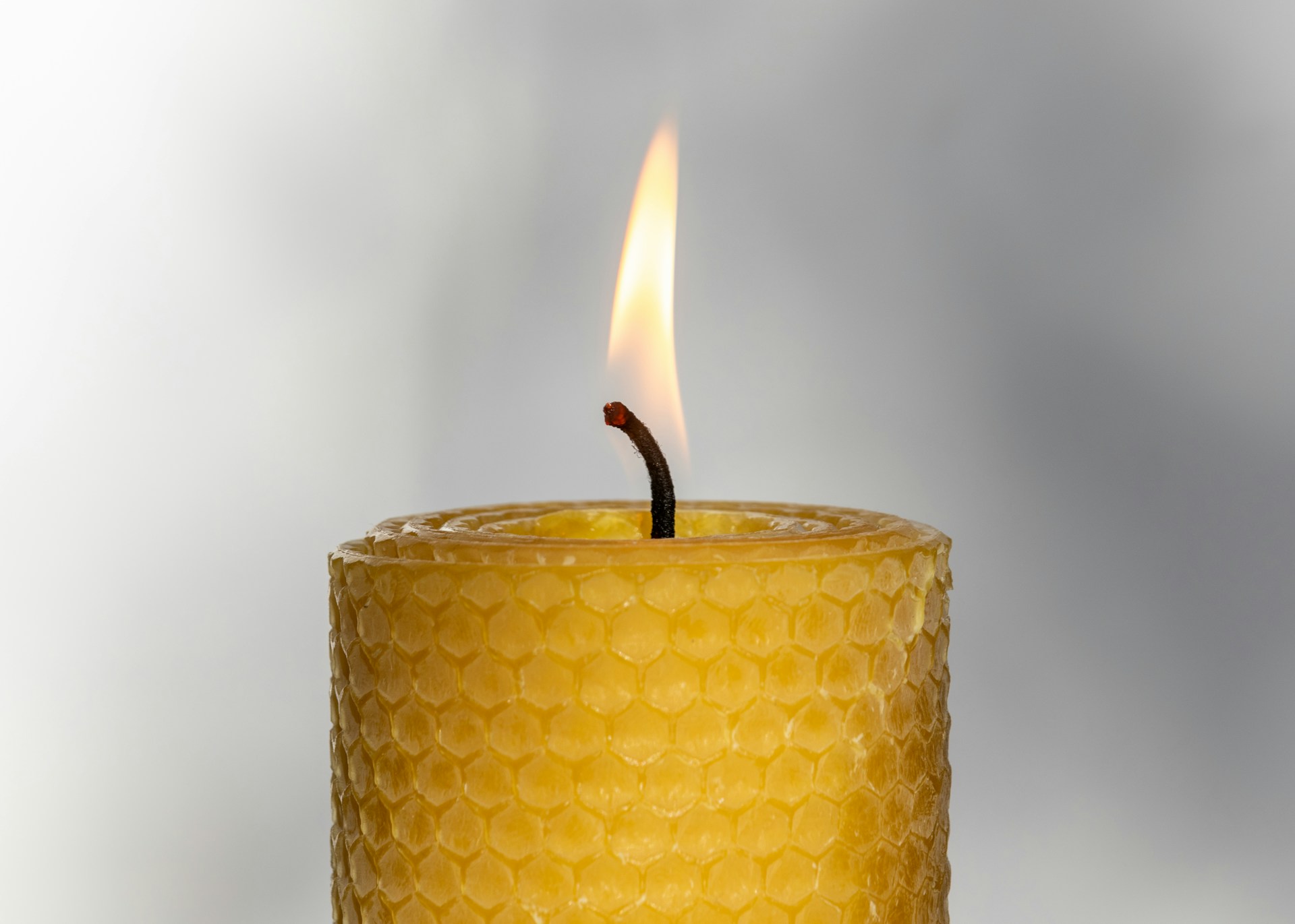 Choosing a Candle: Soy, Beeswax, Paraffin and Scent Safety