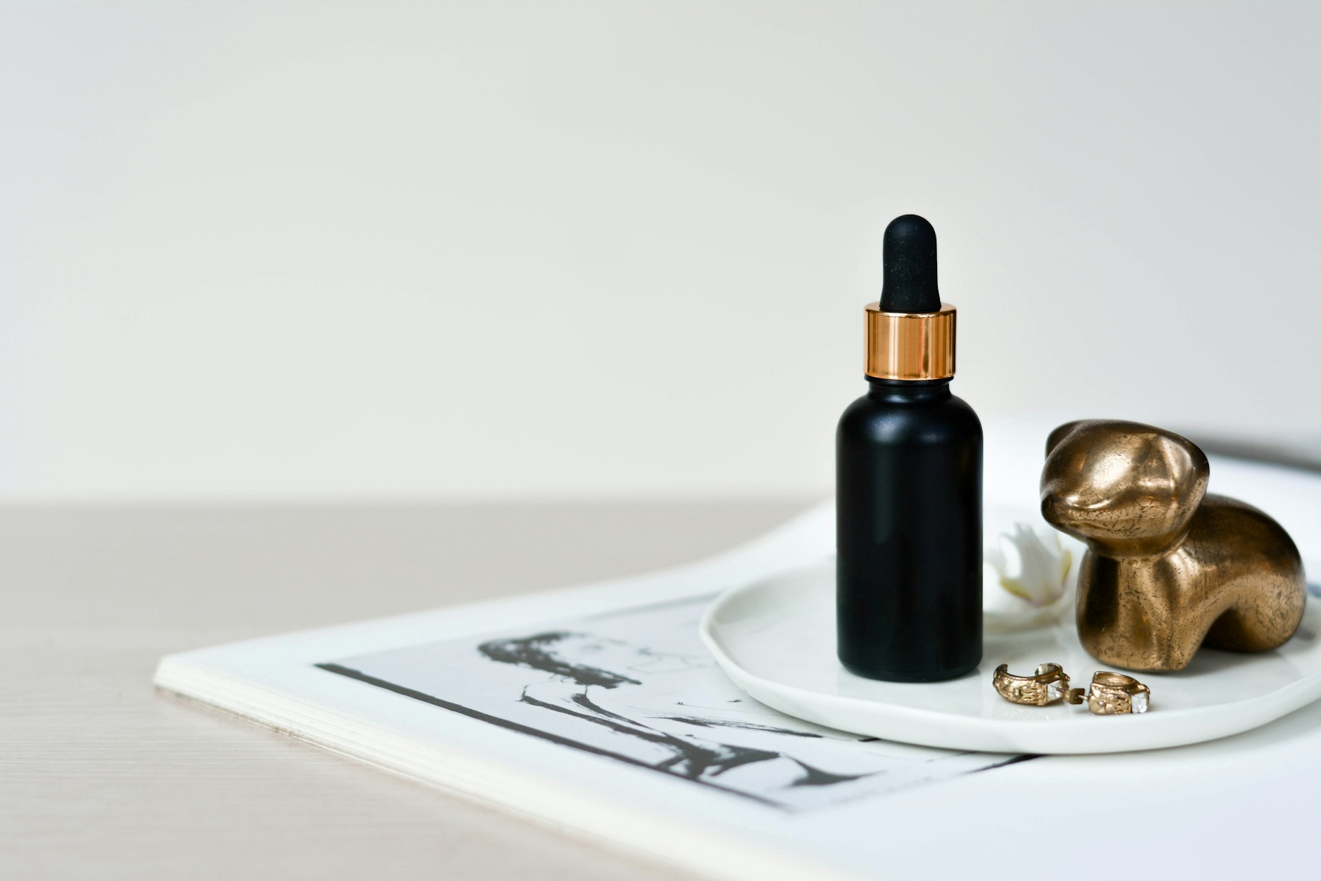 Facial Oils and Moisturizers: Understanding the Difference and Using Both