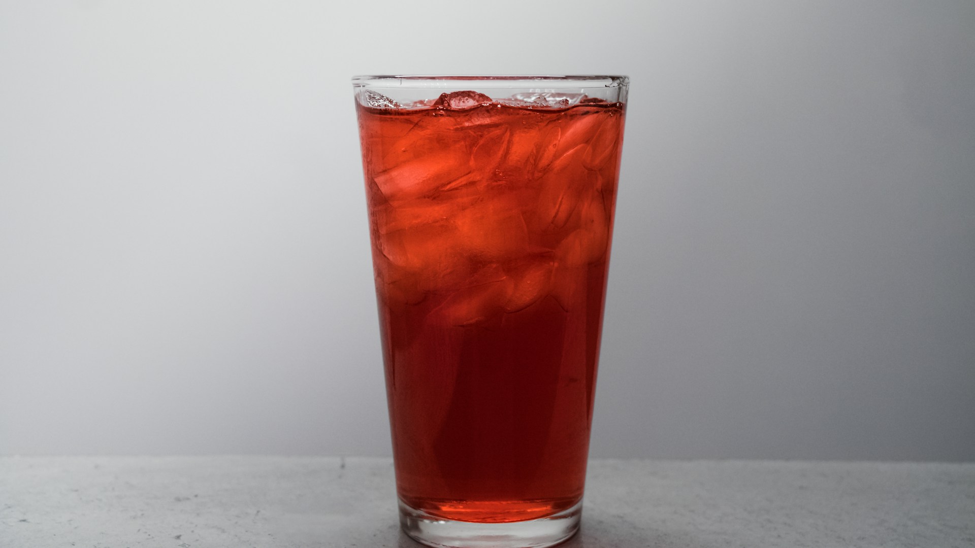 Herbal Iced Teas for Hot Afternoons: Hibiscus, Mint and Other Caffeine-Free Blends