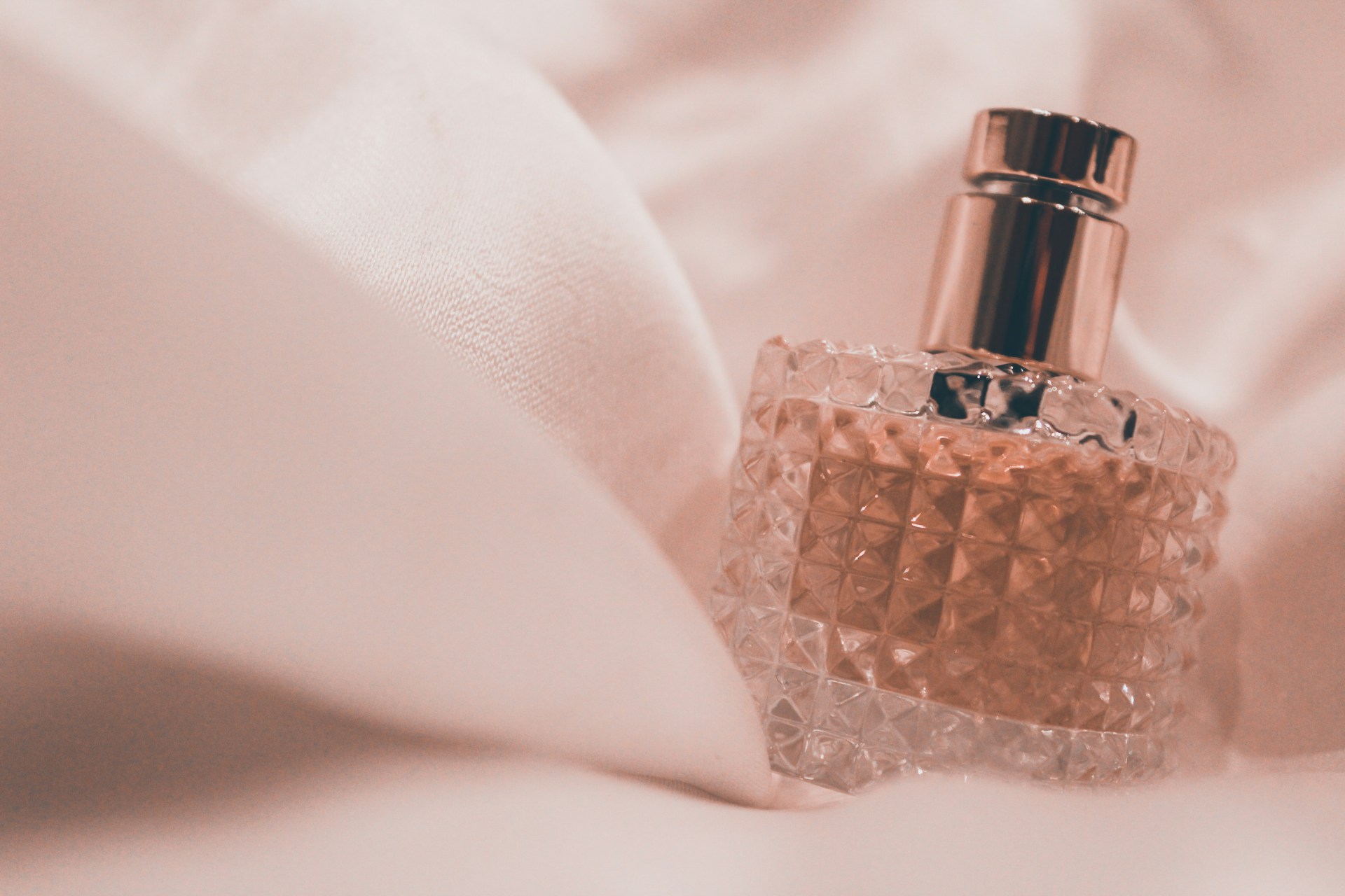 Why Perfume Smells Stronger in Summer: Heat, Humidity and Fragrance